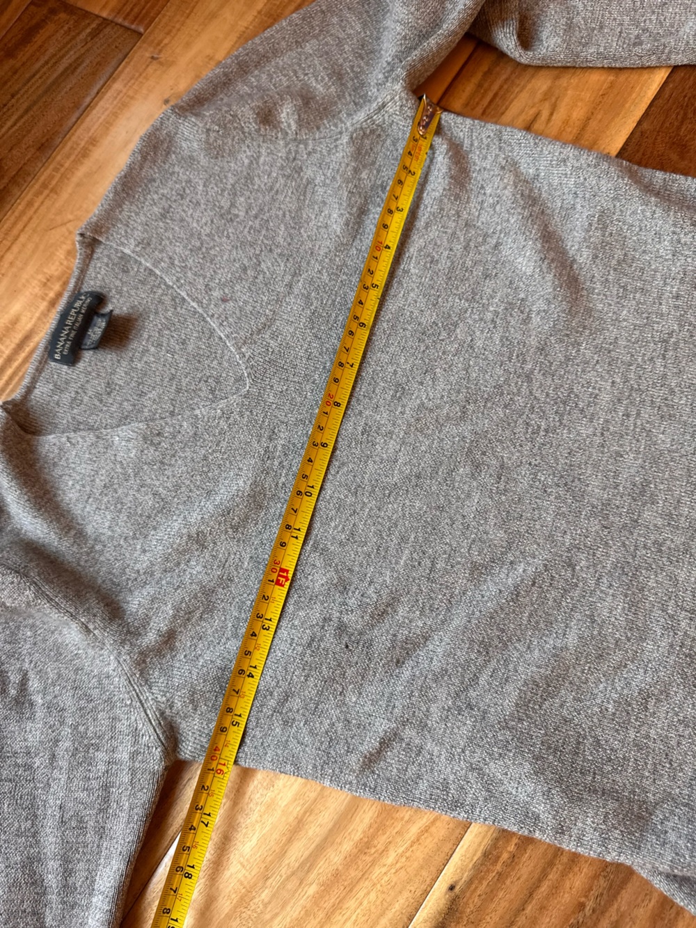Banana Republic Women's Light Gray V-Neck Italian Wool Merino Sweater - Picture 5 of 5